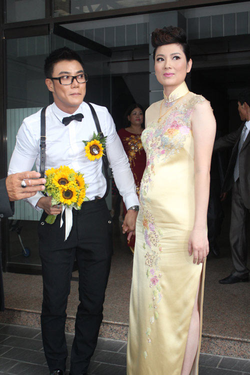 Qua những câu chuyện xã giao, họ dần trở nên thân thiết, có chung con trai và quyết định tiến tới hôn lễ.