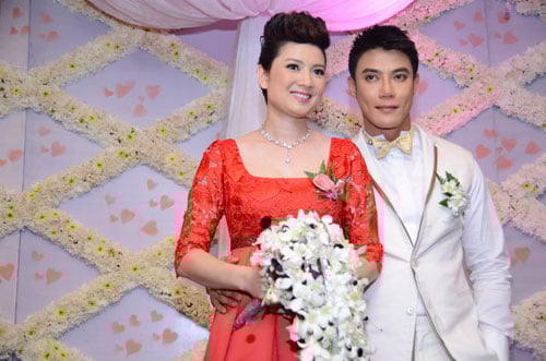 Thúy Vinh chỉ chia sẻ: Tôi chỉ có thể nói rằng, anh ấy rất tốt và là một người đàn ông đáng tin cậy. Tôi tuy bề ngoài mạnh mẽ, nhưng bản chất vẫn là người đàn bà yếu đuối. Có anh ấy, tôi thấy mình vững lòng hơn rất nhiều. Hạnh phúc thực sự là của mình, mình sẽ cố gắng nắm giữ nó. Tôi và anh đến với nhau không vì điều gì cả, mà chỉ vì thấy cần nhau. Tôi nghĩ, con trai tôi sẽ tự hào vì cha của mình”.