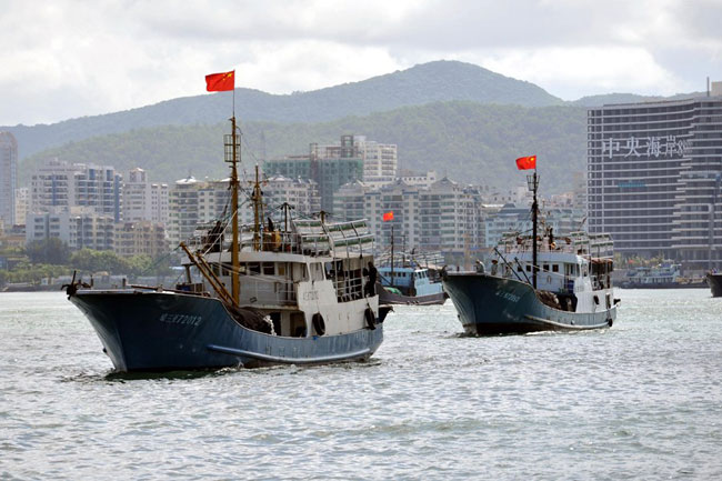  Ngày 28/7, Hãng ABS-CBN của Philippines dẫn tin của thông tấn   Trung Quốc cho hay 30 tàu cá của Trung Quốc, trong đó có tàu trọng   tải 3.000 tấn chở nước sạch, nhiên liệu và các yếu phẩm khác, đã lên   đường tối thứ tư vừa rồi để trở về tỉnh Hải Nam, kết thúc chuyến ra   khơi dài 13 ngày mà trước đó dự định 20 ngày.