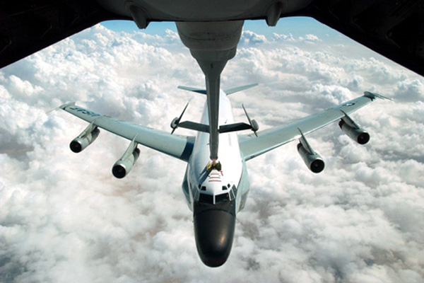 Thành phần của RC-135V/W gồm các sỹ quan chỉ huy không quân tác chiến, trong đó có 1 chỉ huy cấp cao, trắc thủ tự động, trắc thủ trinh sát bằng tay. Họ có nhiệm vụ theo dõi vị trí của máy bay đối phương và các tổ hợp tên lửa phòng không theo phát xạ radar bằng hệ thống chặn bắt AEELS