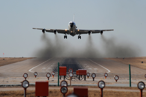 Hình ảnh chiếc WC-135 của Mỹ cất cánh lên đường làm nhiệm vụ...
