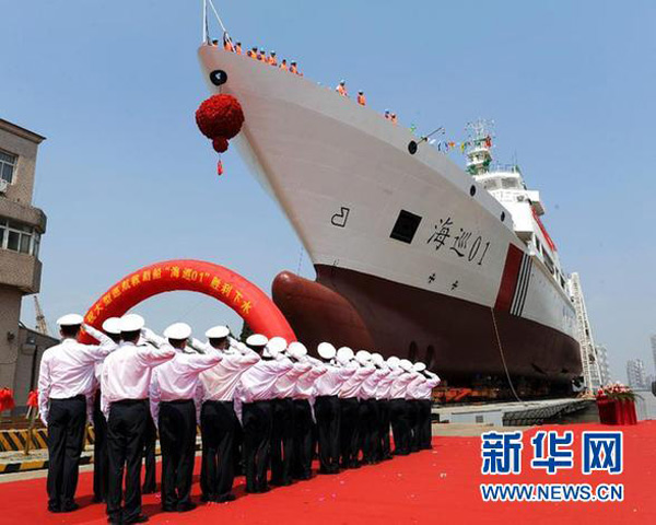 Tối qua, Tân Hoa xã đưa tin Trung Quốc vừa hạ thủy tàu Hải tuần 01 là tàu tuần tra lớn nhất và hiện đại nhất của nước này. Theo đó, Hải tuần 01 có trọng tải 5.418 tấn, dài 128,6 mét, đạt tốc độ 37 km/giờ và có thể di chuyển suốt 10.000 hải lý (18.520 km) mà không cần tiếp nhiên liệu