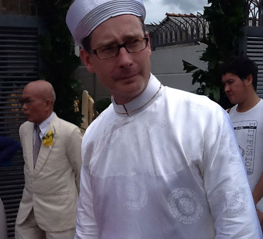  Chú rể mặc áo dài khăn đóng màu trắng theo truyền thống của người Việt Nam tới rước dâu