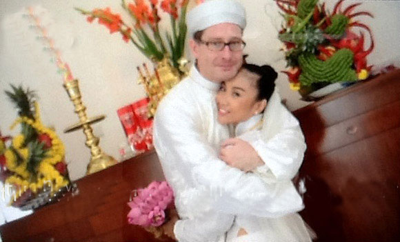 Cô dâu Đoan Trang hạnh phúc trong chiếc áo dài trắng
