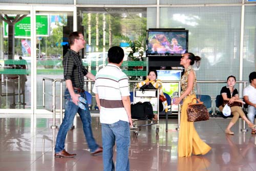 Trước đó, 12h trưa ngày 28/7, chồng Tây của nữ ca sĩ Đoan Trang xuất hiện tại khu vực đón khách ở sân bay Tây Sơn Nhất.