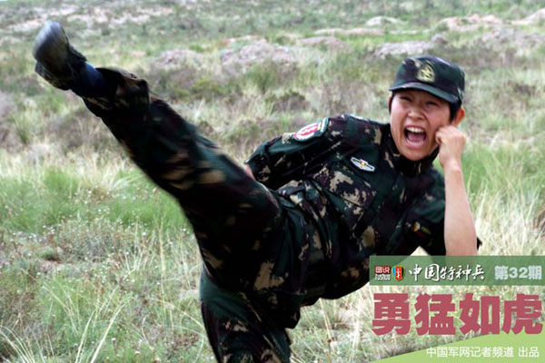 Hình ảnh nữ binh sĩ Trung Quốc tập luyện không khác gì những đồng nghiệp là nam giới của mình...