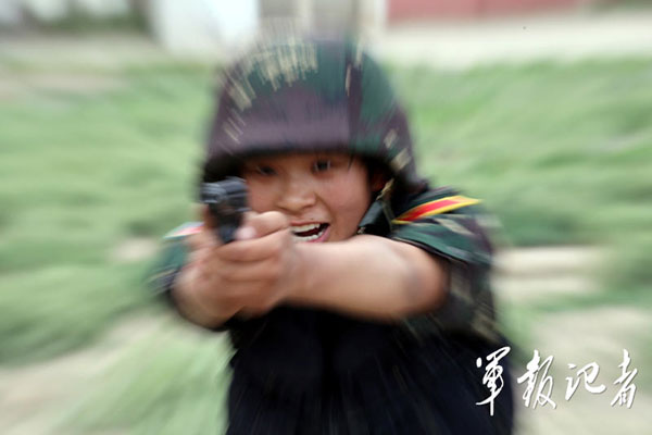 Báo Trung Quốc cũng cho biết rằng do luyện tập không khác gì những binh lính là nam giới nên các nữ chiến binh này trông không khác gì những 