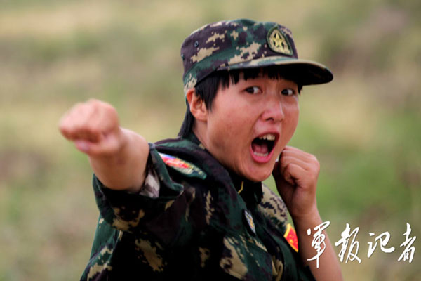 Nữ chiến binh Trung Quốc đã không còn giữ lại được chút nữ tính nào khi phải trải qua những đợt luyện tập vất vả ngoài thao trường...