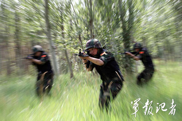 Là một lực lượng đặc biệt trong biên chế quân đội Trung Quốc, những người lính tóc dài này thường được phân nhiệm vụ hậu cần, tuy nhiên không ít trường hợp họ cũng sẽ trở thành lính chiến thực thụ...