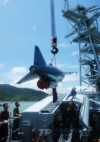 Hình ảnh tên lửa Trung Quốc được đưa lên tầu chiến chuẩn bị tham gia một buổi tập trận thường kỳ trên biển