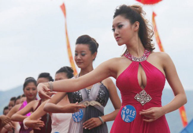 Vượt qua gần 100 cô gái cùng tham gia đường đua này, kiều nữ họ Ngô đã giành được phần thưởng 200.000 đô la Hồng Kông (khoảng 537 triệu đồng). 