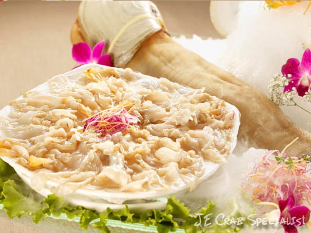 Món ăn được chế biến từ vòi tu hài - sashimi tu hài (vòi tu hài được cắt thành từng lát mỏng trộn với nước sốt để ăn sống).