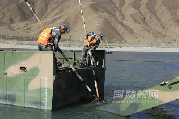 Lính Trung Quốc tiến hành ráp nối các đoạn cầu phao