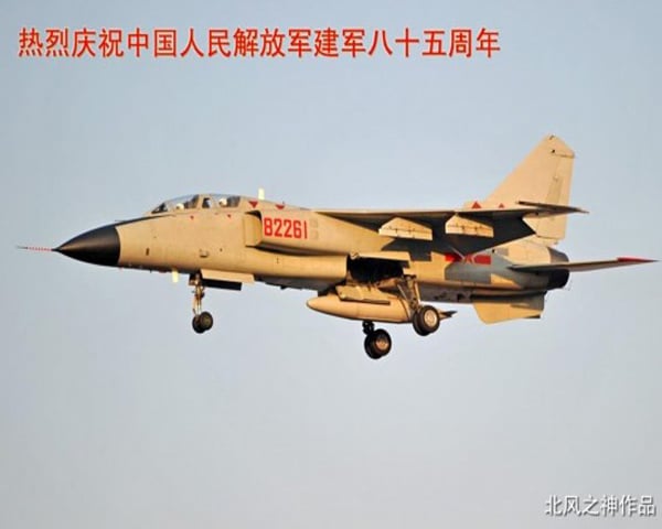 Những tài liệu công khai cho biết, Không quân Trung Quốc có 150 máy bay chiến đấu Su-27 và Su-30, hơn 100 máy bay chiến đấu J-11 và gần 200 máy bay chiến đấu J-10. Ngoài ra, lực lượng hàng không của Hải quân Trung Quốc cũng sở hữu hàng trăm máy bay chiến đấu tiên tiến.( Trong ảnh máy bay ném bom J-7A của Hải quân Trung Quốc)