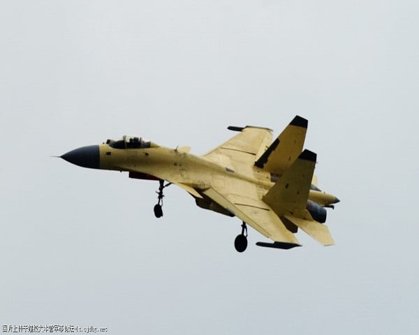 J-15 loại Trung Quốc copy Su-33 của Nga được trang bị cho tàu sân bay Thi Lang