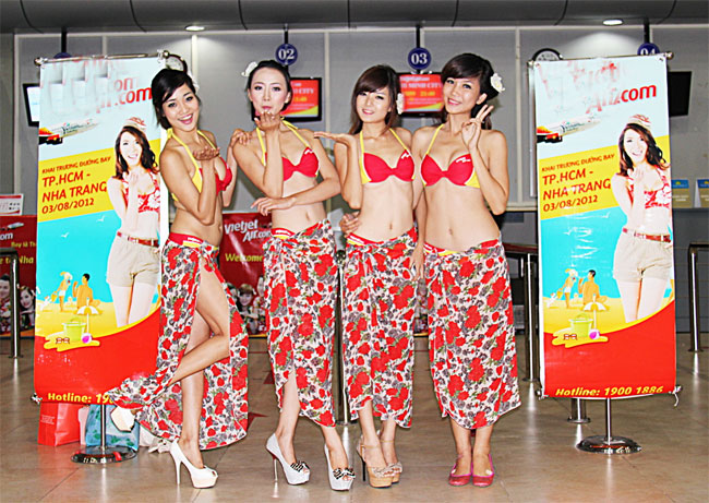 Ngay từ cửa tiếp đón hành khách, các người đẹp của Miss Ngôi Sao đã 