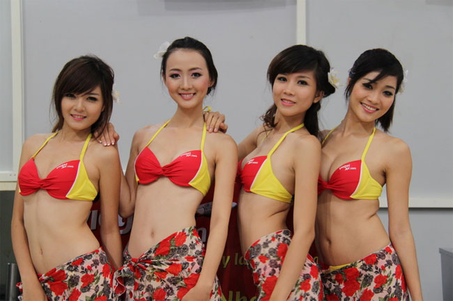 Ngoài món quà đặc biệt với phần trình diễn bỏng mắt của dàn người đẹp Miss Ngôi Sao 2012, hãng hàng không này còn gửi tặng tất cả hành khách trên chuyến bay các món quà lưu niệm như lời chào mừng thân thiện của hãng