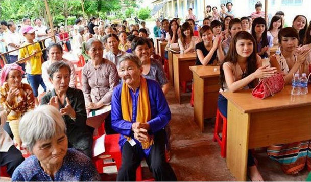 Trong các hoạt động bên lề của Miss Ngôi Sao, chuyến từ thiện vủa các thí sinh tại Long An cũng gây phẫn nộ cho dư luận...