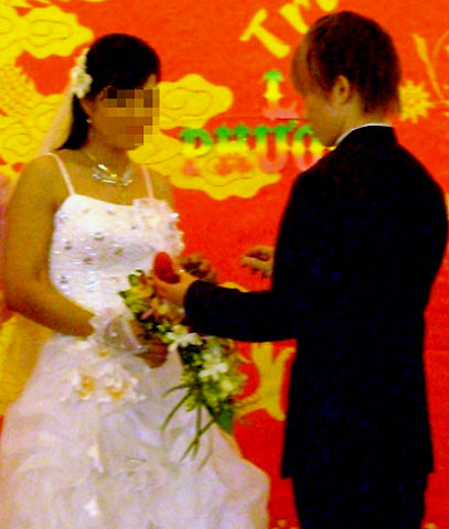 Ngày 28/7, trước sự chứng kiến của gia đình, người thân và bạn bè tại TP Thủ Dầu Một, Bình Dương, hai cô gái trao nhau nhẫn cưới. Trong thiệp hồng báo tin lễ thành hôn ghi 