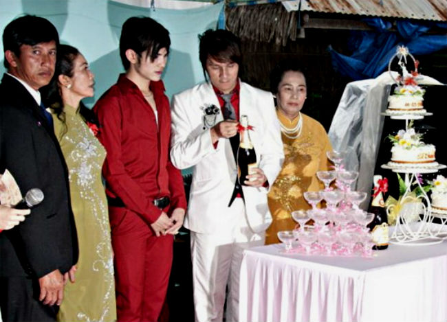 Tháng 5/2012, đám cưới giữa cô dâu Trương Văn Hên và chú rể Nguyễn Hoàng Bảo Quốc cũng được tổ chức với đầy đủ nghi lễ tại Hà Tiên và sự tham dự gần 100 khách mời.