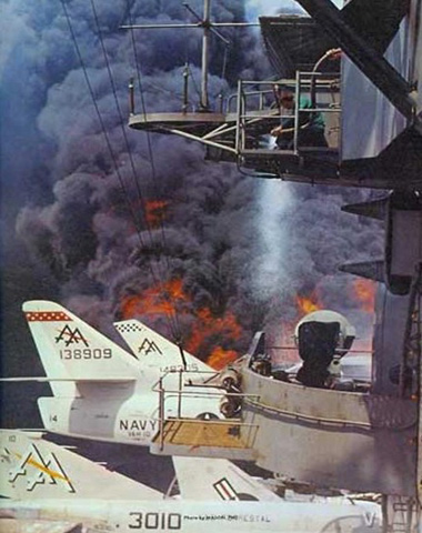 Một vụ cháy nổ lớn khác cũng đã xảy ra trên tàu sân bay hạt nhân USS Enterprise (91.000 tấn, chở 90 máy bay) vào tháng 1/1969 với lý do tương tự: 1 quả tên lửa MK-32 Zuni 127 mm tự phát nổ dưới cánh chiếc F-4 rồi kích nổ tiếp 9 quả bom loại 300-400 kg ở các máy bay bên cạnh làm chết 27 lính Mỹ và phá hủy hoàn toàn 15 máy bay chiến đấu cùng 32 chiếc khác bị hư hỏng nặng. Tàu USS Enterprise hỏng nặng và phải sửa chữa khôi phục mất hơn 3 tháng.
