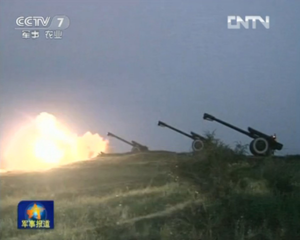 Hàng chục khẩu pháo của Trung Quốc thi nhau nhả đạn vào các mục tiêu đa định sẵn dù trời nhá nhem tối