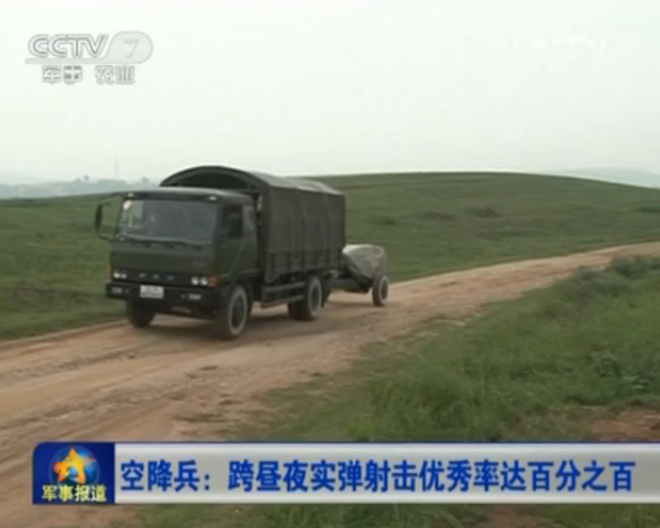Các xe vận tải của Pháo binh Trung Quốc đang kéo pháo đến trận địa