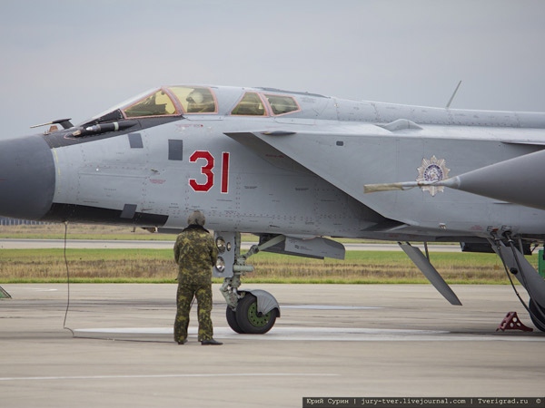 Ngoài ra, Mig-31BM còn có thể đóng vai trò máy bay cảnh báo sớm và chỉ huy trên không (Mini AWACS) cho các dòng chiến đấu cơ khác có radar yếu hơn.