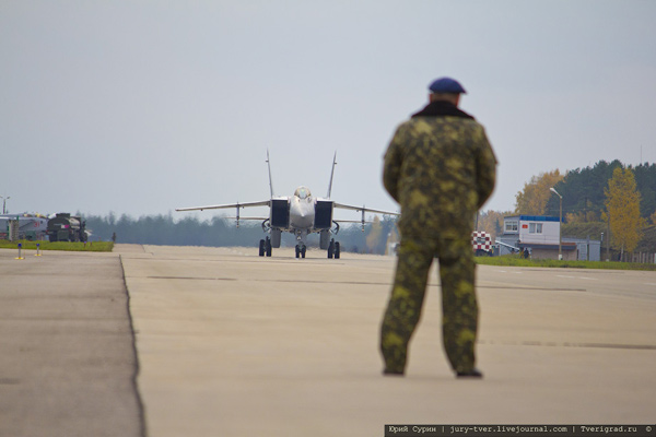 Cùng lúc, Mig-31BM có thể theo dõi 10 mục tiêu và khai hỏa vào 6 mục tiêu trong số chúng. 