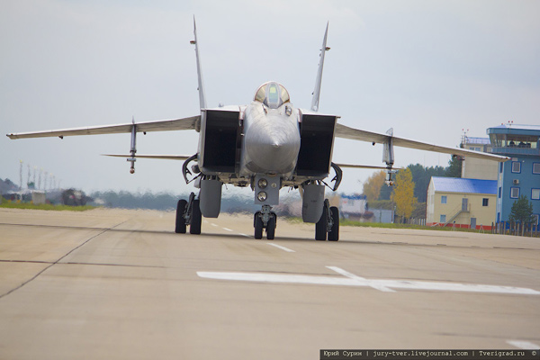 MIG-31 được sản xuất từ năm 1979 đến 1992 với số lượng hơn 500 chiếc. Hiện nó là con át chủ bài của lực lượng không quân Nga. Nga hiện đang cải tiến chiếc máy bay này thành MIG-31BM và MIG-31M với nhiều tính năng mới. Theo thông tin không chính thức thì thiết kế của nó sẽ được thay đổi từ 20% đến 30%. Đó là những thông tin được đăng tải nhiều trên hầu hết các trang mạng quân sự của Trung Quốc