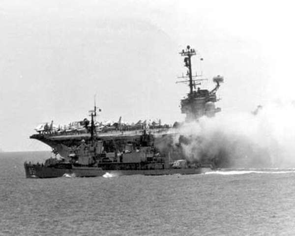 Vụ cháy nổ khủng khiếp này xảy ra với tàu USS Forrestal (CV-59), trọng tải 80.000 tấn, chở 70-75 máy bay, xảy ra vào sáng 29/7/1967 khi đang ở trong vịnh Bắc Bộ