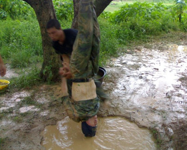 Hình ảnh bộ đội đặc công Trung Quốc luyện tập bị kẻ thù bắt được treo ngược lên cành cây tra tấn