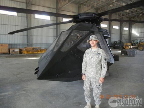 Theo đó một tấm hình ghi lại hình ảnh chiếc trực thăng có kiểu dáng khá lạ mắt được cho là phiên của dòng trực thăng tàng hình bí mật quân đội Mỹ đã từng góp phần tiêu diệt Bin Laden...