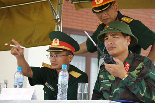 Thượng tá Nguyễn Hữu Hùng – Lữ đoàn trưởng Lữ đoàn Công binh 249 đang cầm bộ đàm chỉ huy diễn tập.