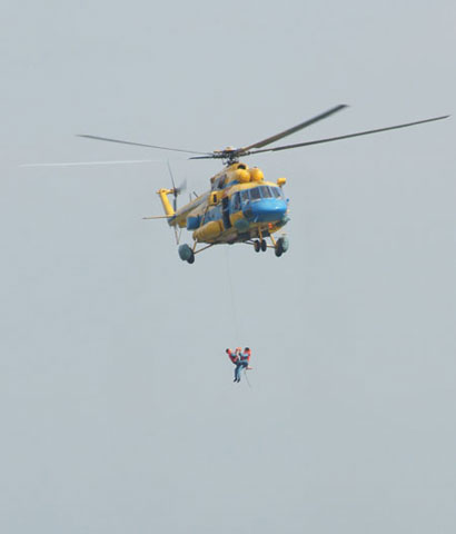 Trực thăng tiếp tục cứu người trôi trong dòng nước