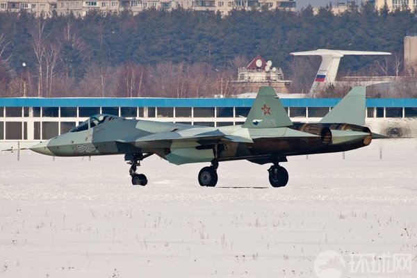 Chiếc Sukhoi T-50 có khả năng tàng hình, bay với tốc độ siêu thanh (trên 1.236 km/h), được trang bị các loại tên lửa không đối không, không đối đất, không đối biển... cùng hệ thống radar hiện đại AESA. 