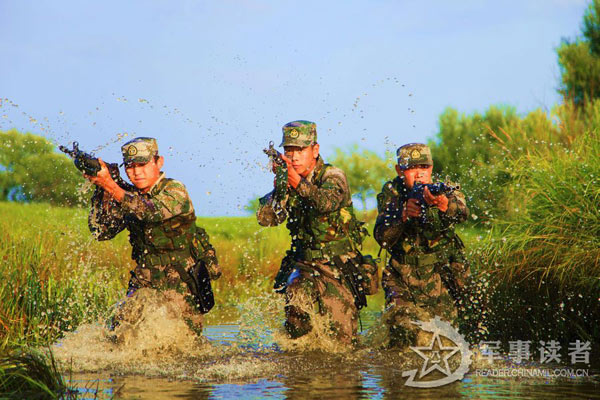 Hình ảnh bộ binh Trung Quốc tập trận dưới nước