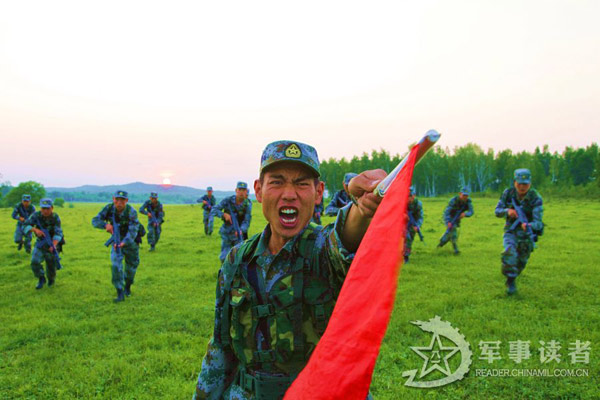 Bộ binh Trung Quốc thực hiện khẩu lệnh xung phong theo mệnh lệnh của chỉ huy