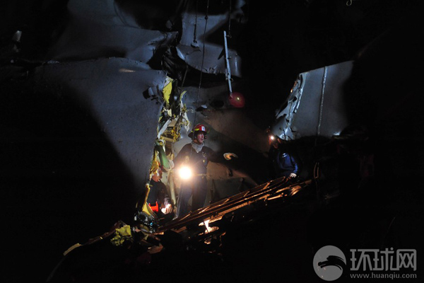 Hình ảnh chuyên viên kỹ thuật trên tầu USS Porter đang tiến hành kiểm tra lại lỗ thủng lớn để lại trên phần thân tầu sau khi bị đâm...