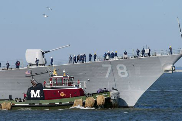 Hình ảnh tầu khu trục USS Porter được 'dìu' về cảng để sửa chữa sau cú va chạm ngoài ý muốn.