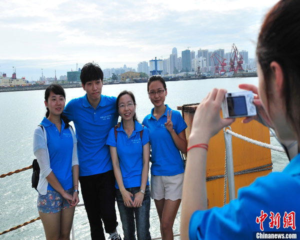 Sinh viên Trung Quốc chụp ảnh kỉ niệm ở Tam Á trước khi lên đường tiến ra biển Đông 