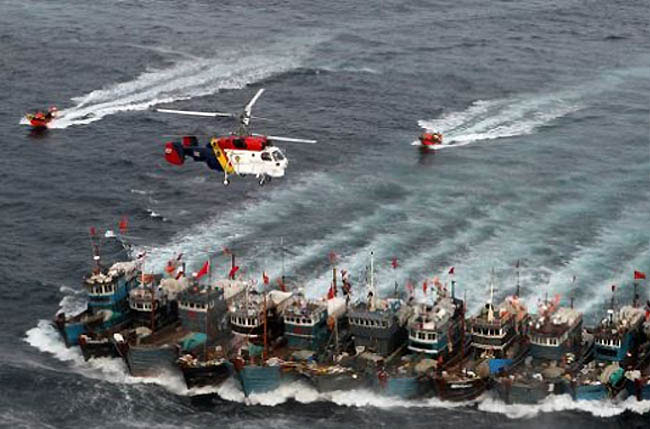 Chiến lược sử dụng các tàu cá để mở rộng yêu sách chủ quyền của chính phủ Trung Quốc thời gian qua đã gây ra nhiều căng thẳng và phản đối với hầu hết những láng giềng hàng hải bao gồm Nhật Bản, Hàn Quốc, Việt Nam và Philippines. (Ảnh: Tổng hợp) 