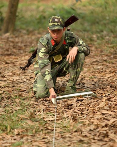 Bộ đội công binh thuộc Binh chủng Công binh cũng thường xuyên huấn luyện dò gỡ bom mìn, vật cản để hạn chế đến mức thấp nhất thương vong khi thực hiện nhiệm vụ. Trong ảnh là chiến sĩ Đại đội 2, Tiểu đoàn 1, Lữ đoàn Công binh 249 tại buổi huấn luyện dò gỡ mìn.