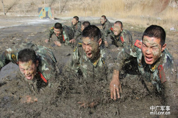 Theo lý giải thì do khu vực vùng núi Tân Cương điều kiện thời tiết rất khắc nghiệt nên những bài tập với bùn lầy sẽ giúp binh lính nâng cao sức mạnh chiến đấu