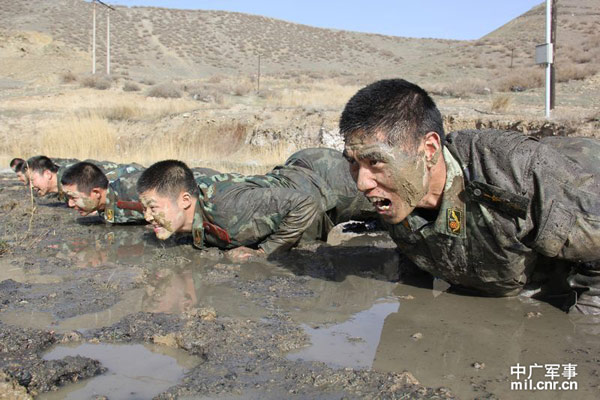 Hình ảnh lính đặc nhiệm quân đoàn Urumqi tập luyện trong bùn lấy