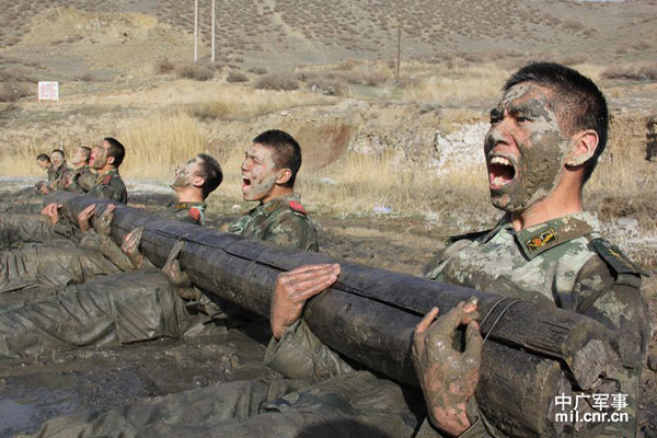 Màn luyện tập khắc khổ của lính đặc nhiệm Trung Quốc