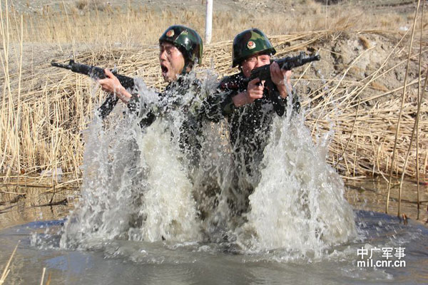 Hình ảnh lính đặc nhiệm tại Tân Cương tập luyện chống khủng bố bảo vệ hòa bình hay vì một lý do nào khác?