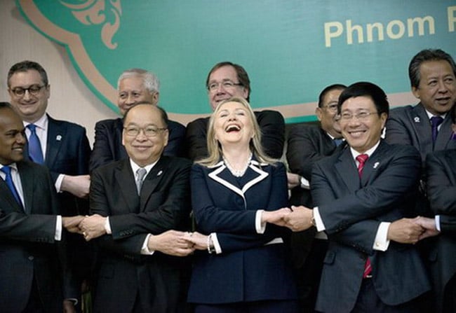 Hồi tháng trước, khi tham dự hội nghị ASEAN ở Phnom Penh, Campuchia, Ngoại trưởng Mỹ Hillary Clinton đã khuyến khích Trung   Quốc và ASEAN “hợp tác với nhau để thông qua được Bộ Quy tắc Ứng xử ở Biển Đông, ký kết bản COC này càng sớm càng tốt,   nhất là trong năm nay