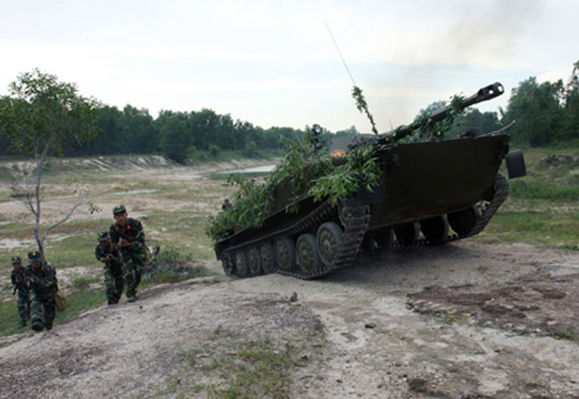 Đội hình xe tăng và bộ binh huấn luyện đột kích chiến đấu