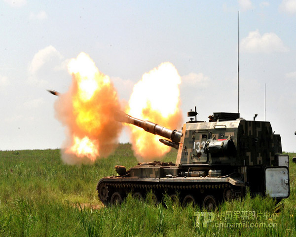 Trung Quốc hiện nay sở hữu hàng chục ngàn khẩu pháo đủ chủng loại. Trong ảnh một khẩu pháo tự hành của Trung Quốc  nhả đạn tiêu diệt mục tiêu
